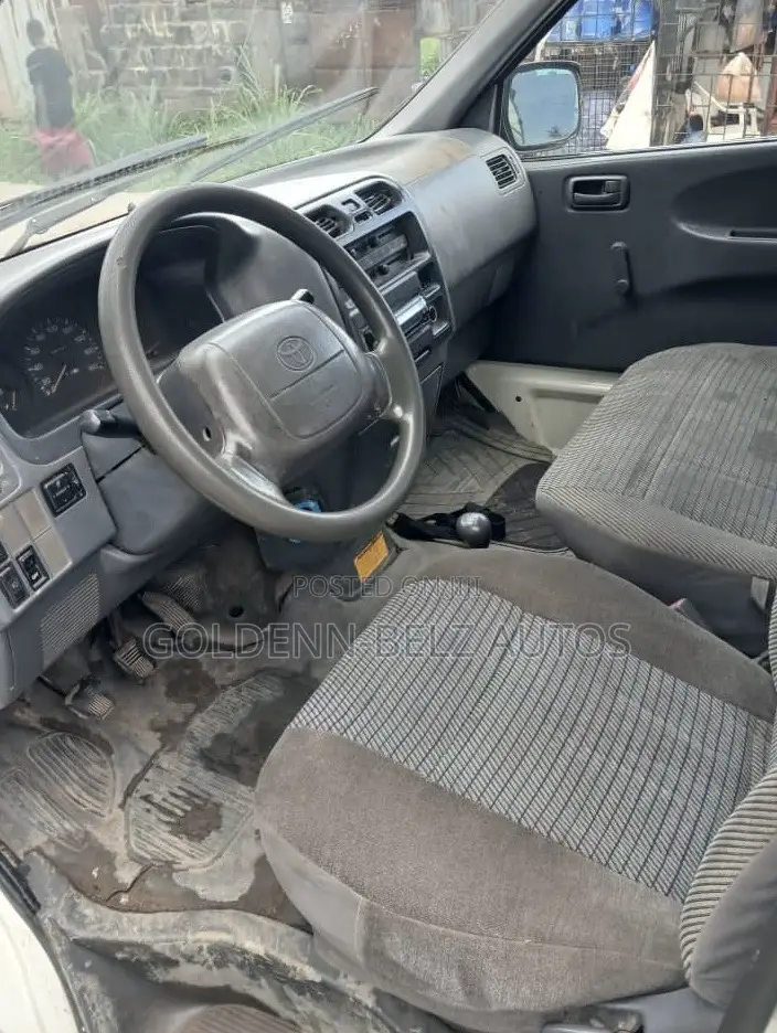 Toyota HiAce 2004 White