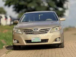 Toyota Camry XLE 4dr Sedan (2.5L 4cyl 6A) 2011 Gold