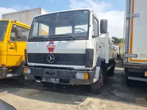 Mercedes-Benz German Truck With [Helper Springs]