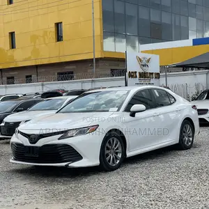 Toyota Camry LE FWD (2.5L 4cyl 8AM) 2018 White