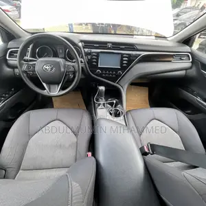 Toyota Camry LE FWD (2.5L 4cyl 8AM) 2018 White