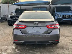 Toyota Camry SE (2.5L 4cyl 8A) 2019 Gray
