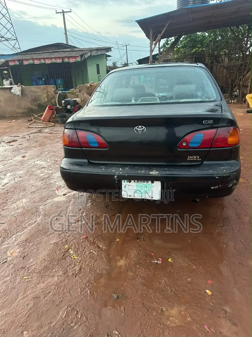 Toyota Corolla 2000 Black