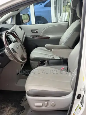 Toyota Sienna 2011 White