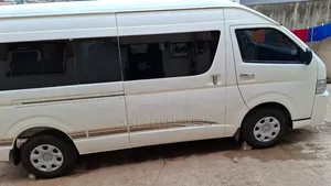 Executive Hummer 3 Bus for Official Outings.