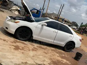 Toyota Camry XLE V6 4dr Sedan (3.5L 6cyl 6AM) 2009 White