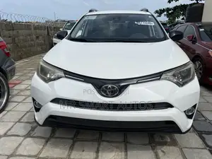 Toyota RAV4 LE 4dr SUV (2.5L 4cyl 6A) 2018 White