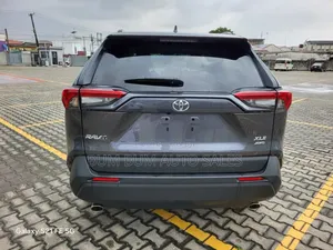 Toyota RAV4 XLE 2021 Gray