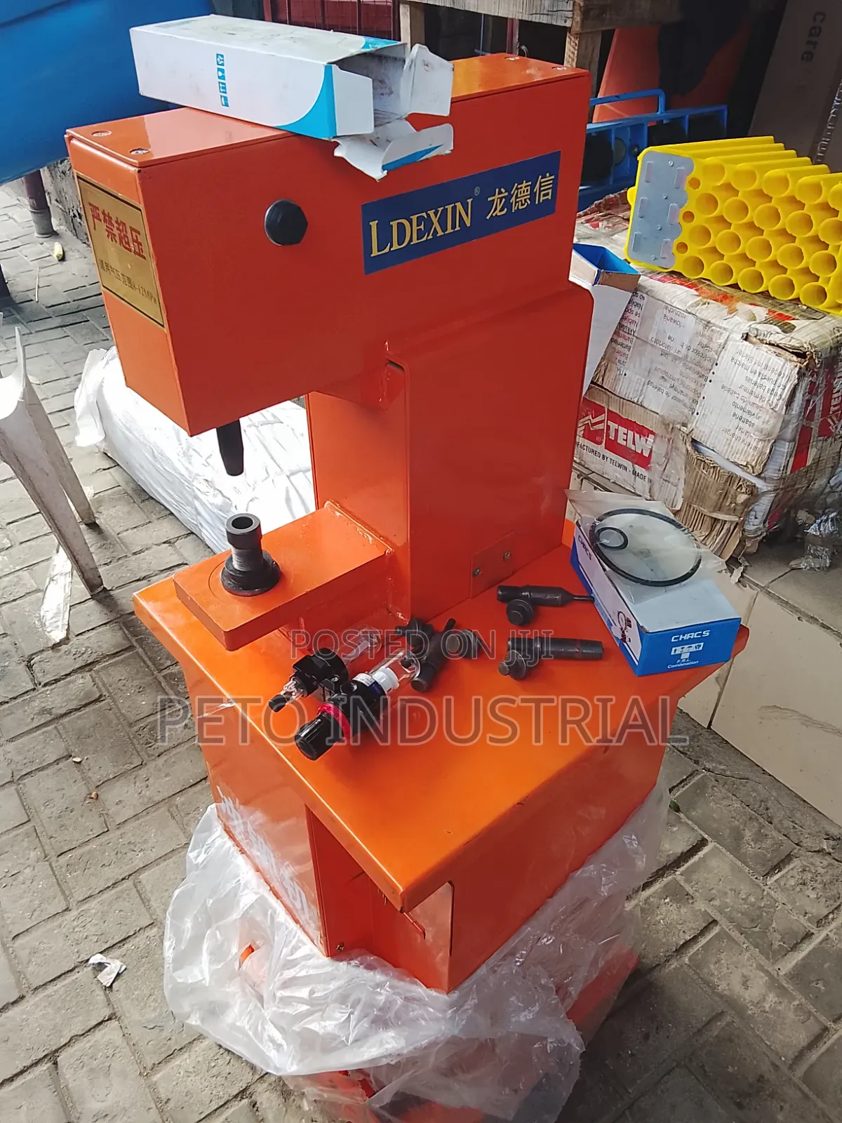 Riverting Machine