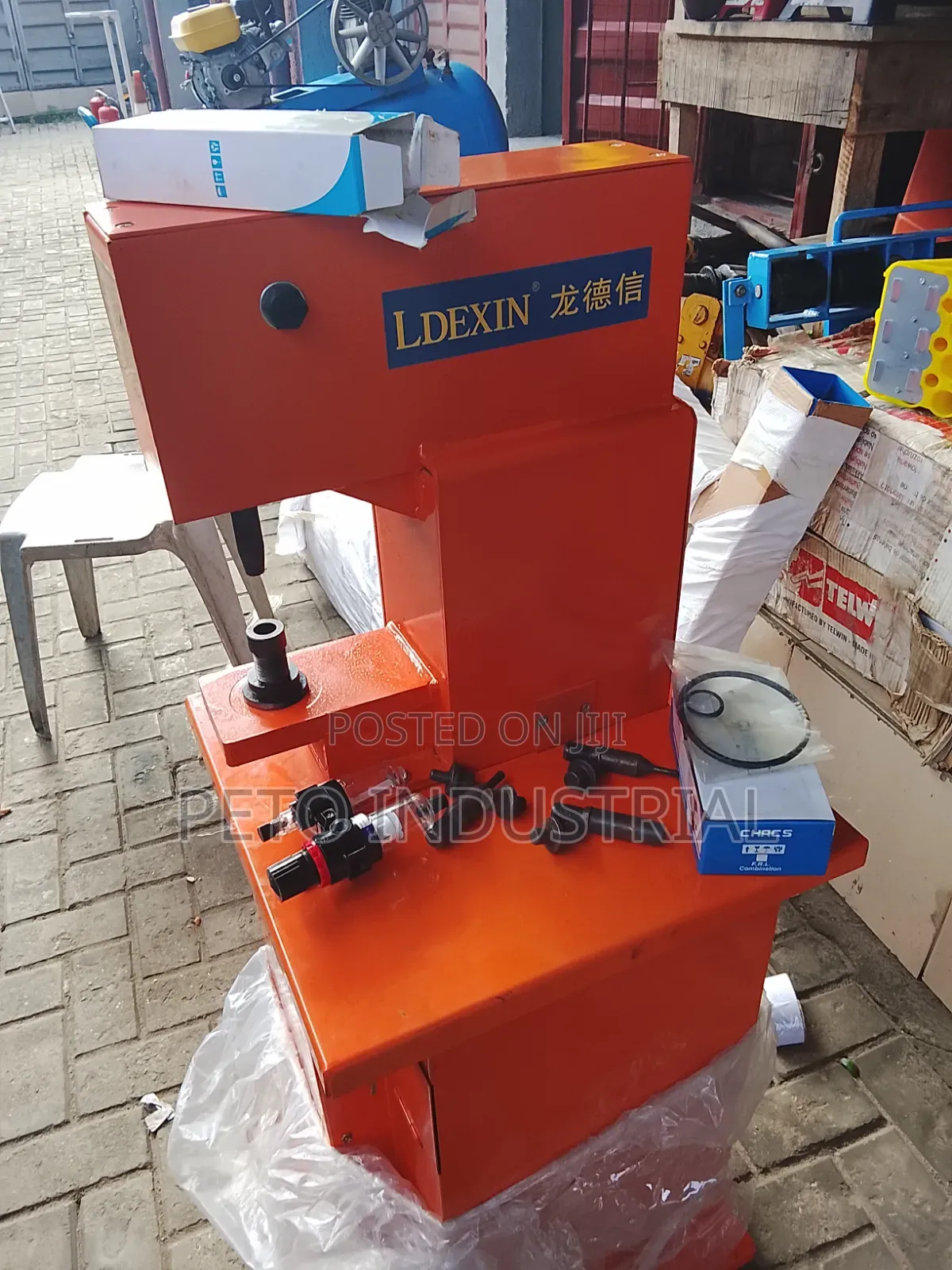 Riverting Machine