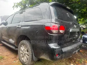 Toyota Sequoia Platinum 4dr SUV 4WD (5.7L 8cyl 6A) 2012 Black