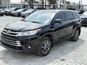 Toyota Highlander XLE 4x4 V6 (3.5L 6cyl 8A) 2018 Black