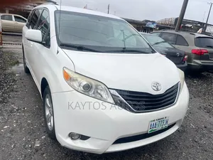 Toyota Sienna LE 8-Passenger 4dr Minivan (3.5L 6cyl 6A) 2014 White