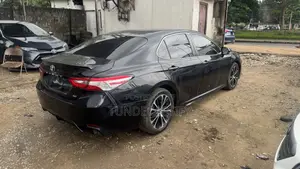 Toyota Camry SE FWD (2.5L 4cyl 8AM) 2018 Black