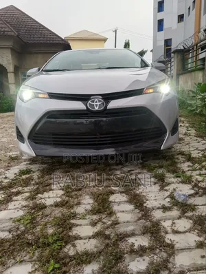Toyota Corolla LE (1.8L 4cyl 2A) 2019 Silver