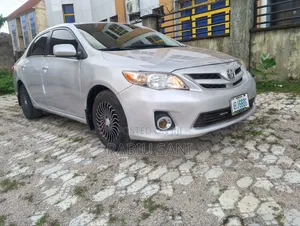 Toyota Corolla LE 4dr Sedan (1.8L 4cyl 4A) 2011 Silver