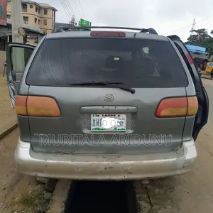 Toyota Sienna 2000 Blue