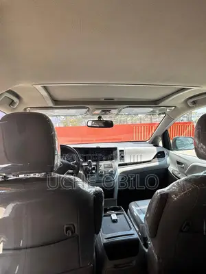 Toyota Sienna XLE 7-Passenger 4dr Minivan AWD (3.5L 6cyl 6A) 2015