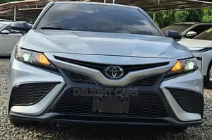 Toyota Camry SE 2022 Silver