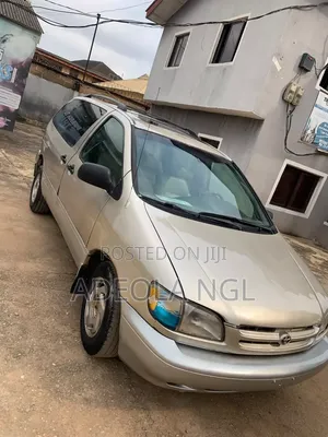 Toyota Sienna 1999 Gold