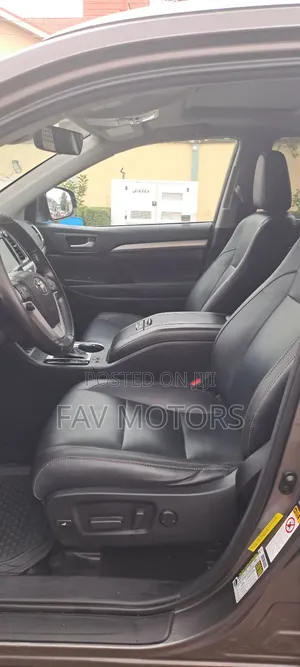 Toyota Highlander XLE 4x4 V6 (3.5L 6cyl 8A) 2017 Gray