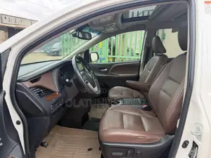 Toyota Sienna XLE Premium 7-Passenger 4dr Minivan AWD (3.5L 6cyl 6A) Whtite