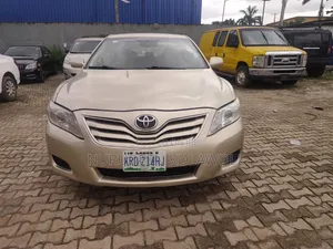 Toyota Camry LE 4dr Sedan (2.5L 4cyl 6AM) 2010 Gold