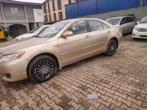 Toyota Camry LE 4dr Sedan (2.5L 4cyl 6AM) 2010 Gold