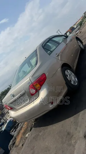 Toyota Corolla LE 4dr Sedan (1.8L 4 cyl 4A) 2009 Gold