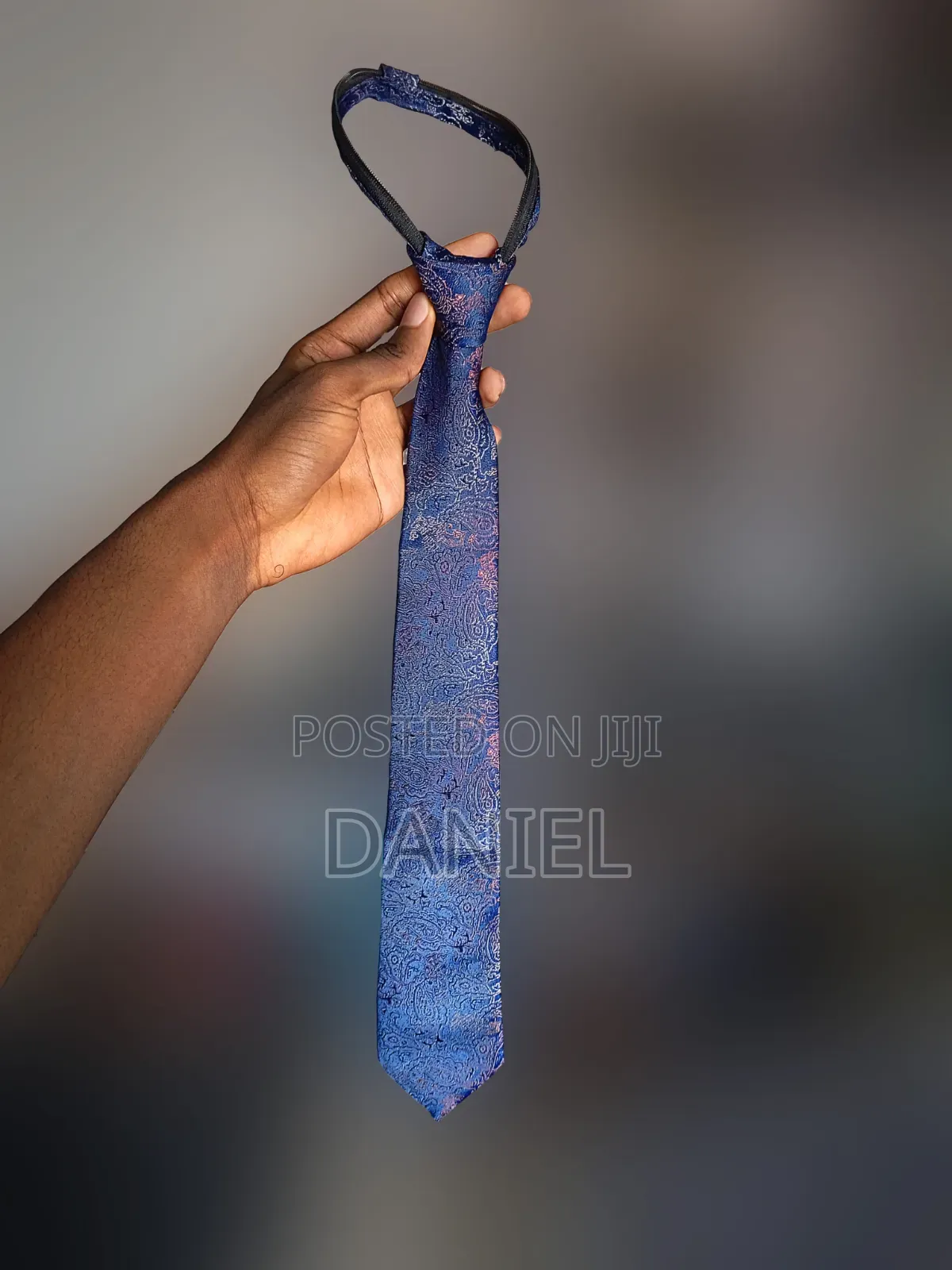 Quality Blue-Patterned Tie With Adjustable Zipper