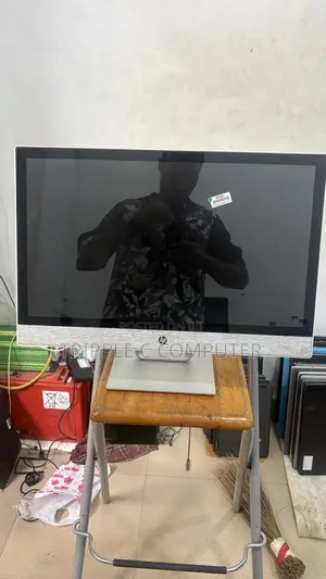 Desktop Computer HP Pavilion 24 8GB AMD Ryzen 5 HDD 1T