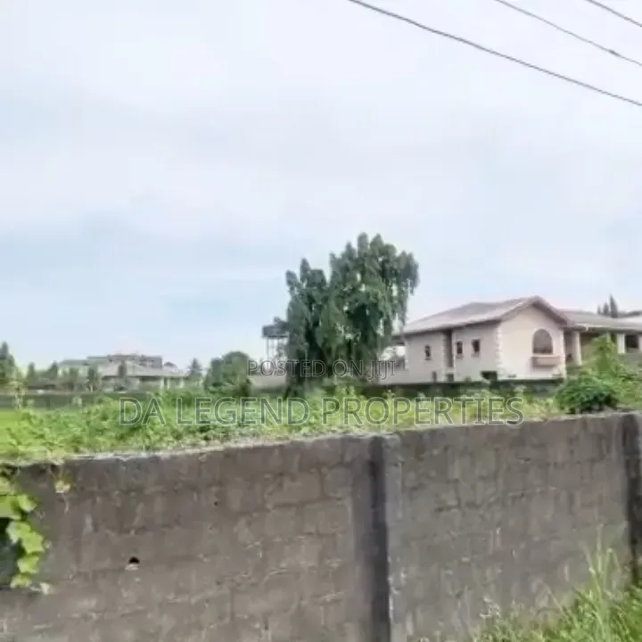 6 Plots Directly on the Road Fenced Solid