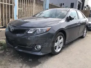 Toyota Camry SE 4dr Sedan w/Prod. End 11/13 (2.5L 4cyl 6A) 2014 Gray