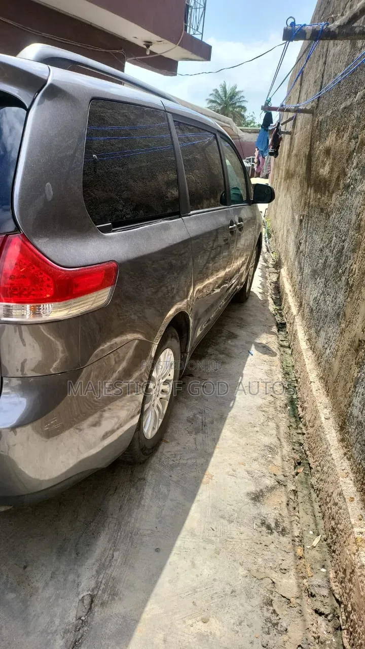 Toyota Sienna 2012 Gray