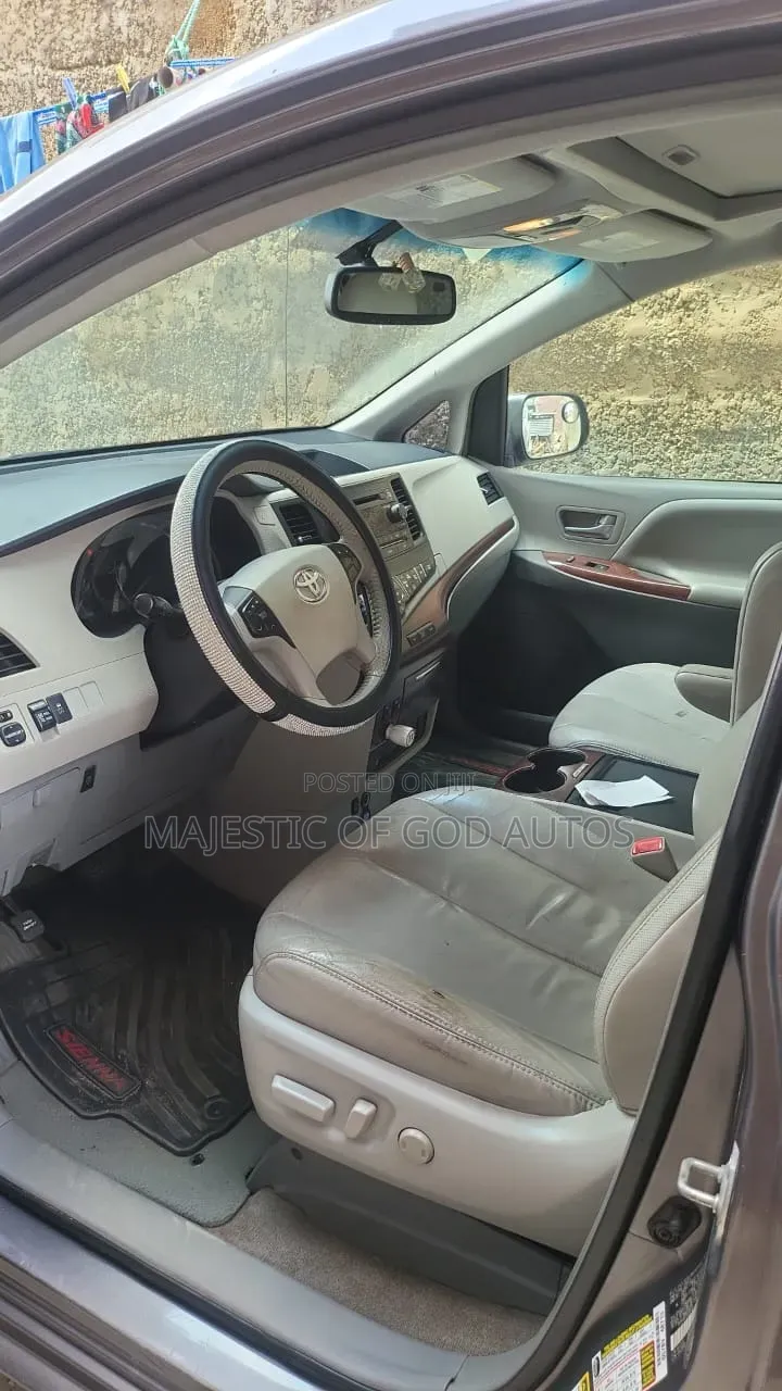 Toyota Sienna 2012 Gray