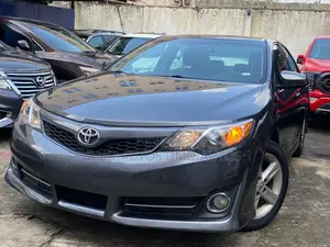 Toyota Camry SE 4dr Sedan (2.5L 4cyl 6A) 2014 Gray
