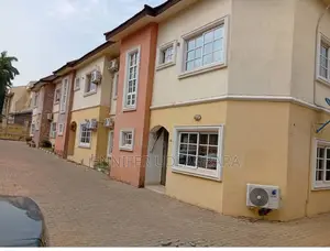 4bdrm Townhouse / Terrace in Legislative Quarters, Apo District