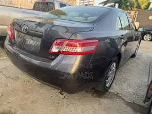 Toyota Camry LE 4dr Sedan (2.5L 4cyl 6A) 2011 Gray