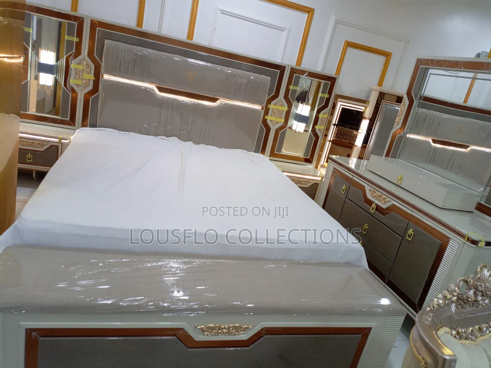 Your High Quality 6by7ft Bed With Dressing Mirror Set With Light