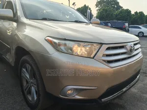 Toyota Highlander Limited 2011 Gold