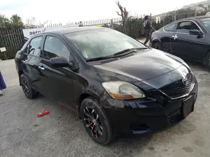 Toyota Yaris Base Hatchback 5dr 2011 Black