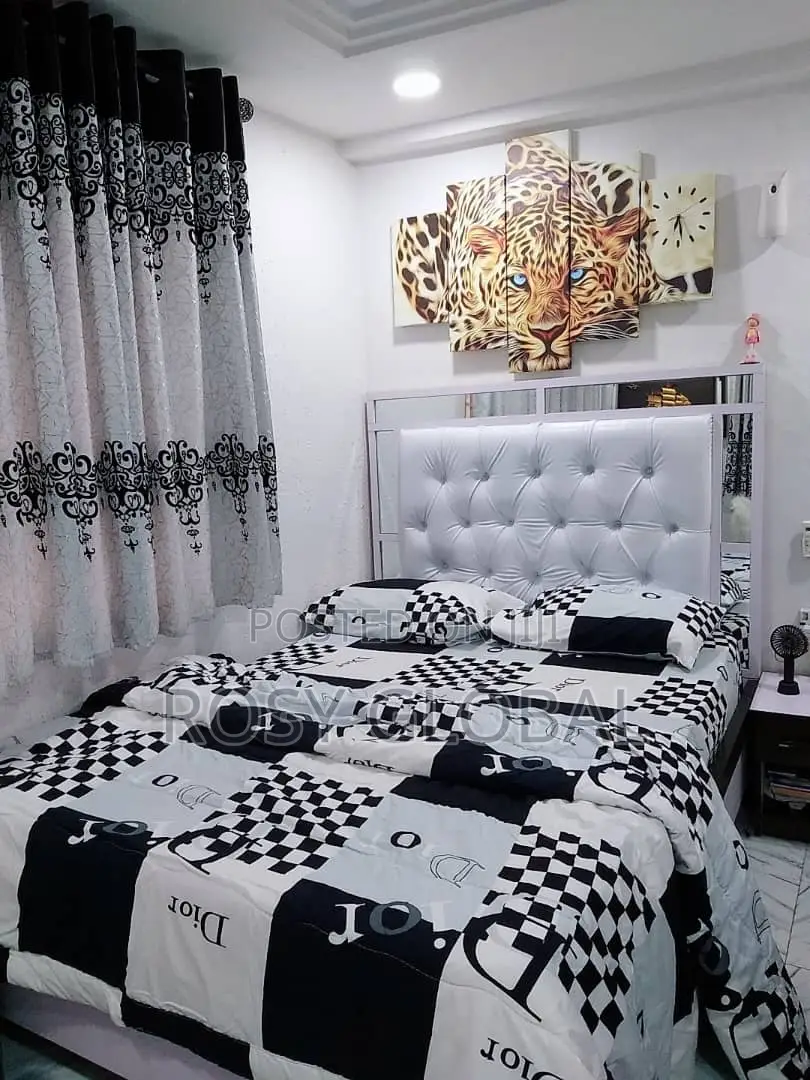 Bed With Mirror Headboard