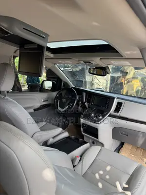 Toyota Sienna XLE FWD 2019 Silver