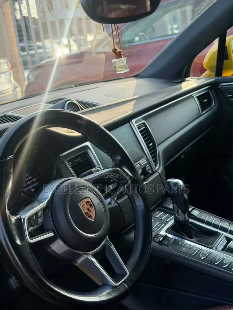 Porsche Macan GTS 2017 Yellow