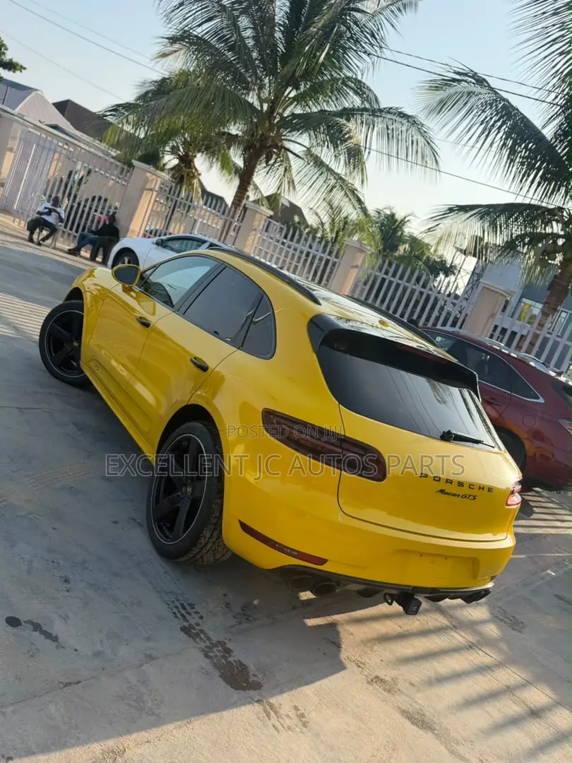 Porsche Macan GTS 2017 Yellow