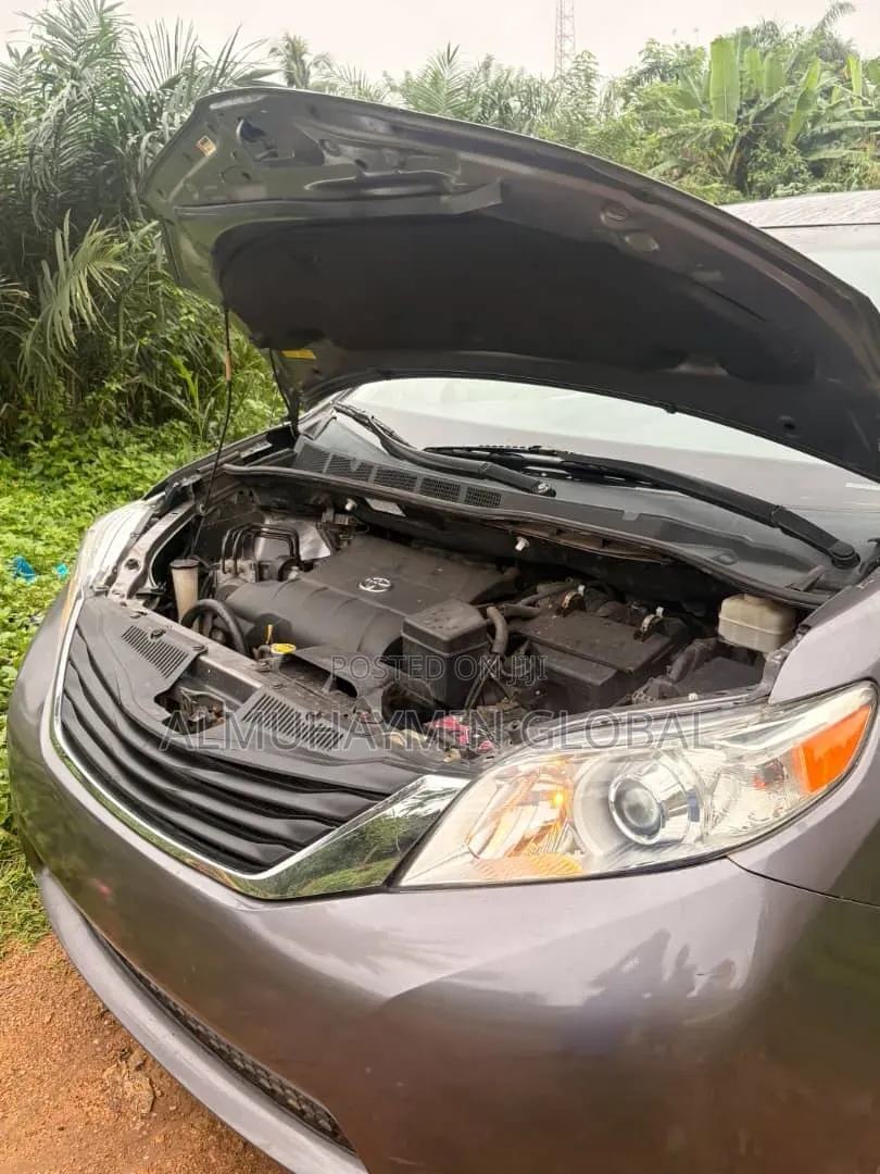 Toyota Sienna 2011 Gray