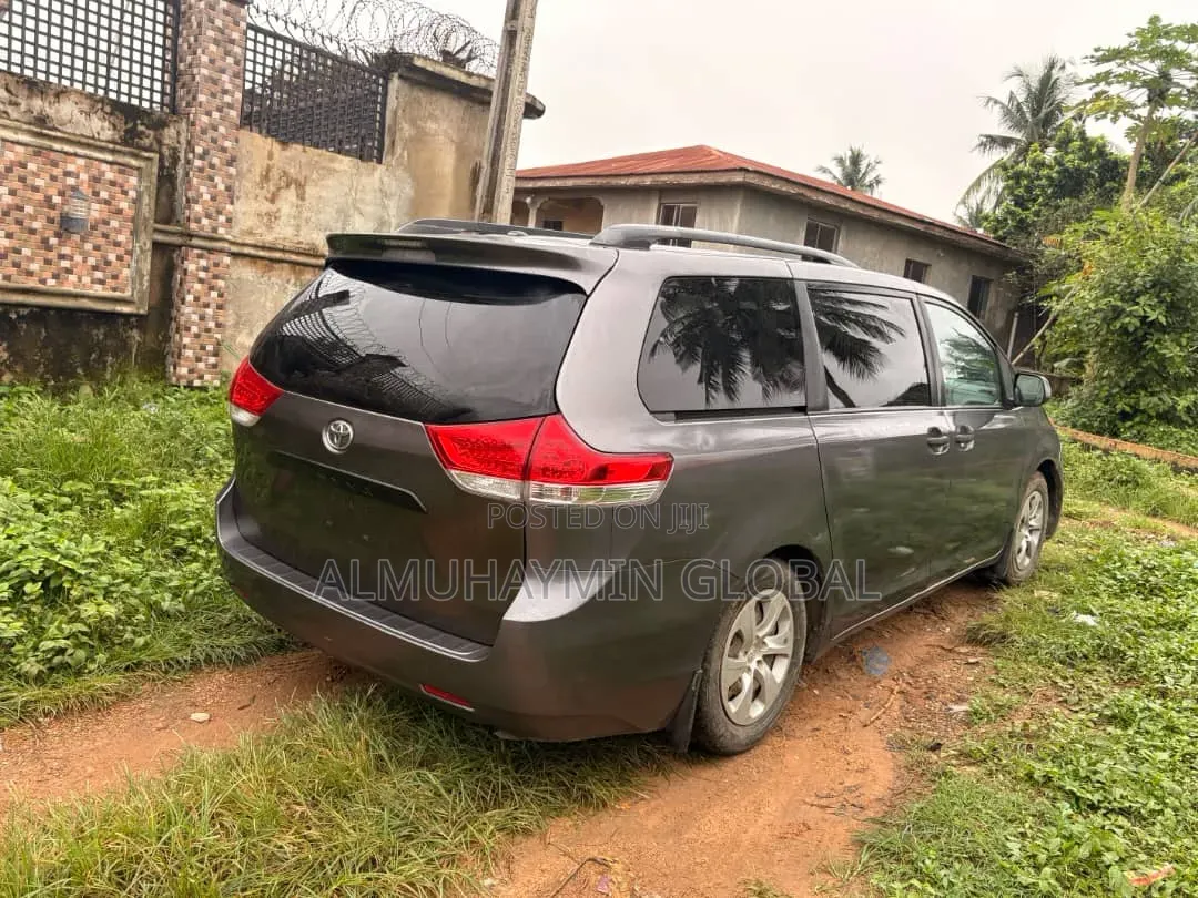 Toyota Sienna 2011 Gray