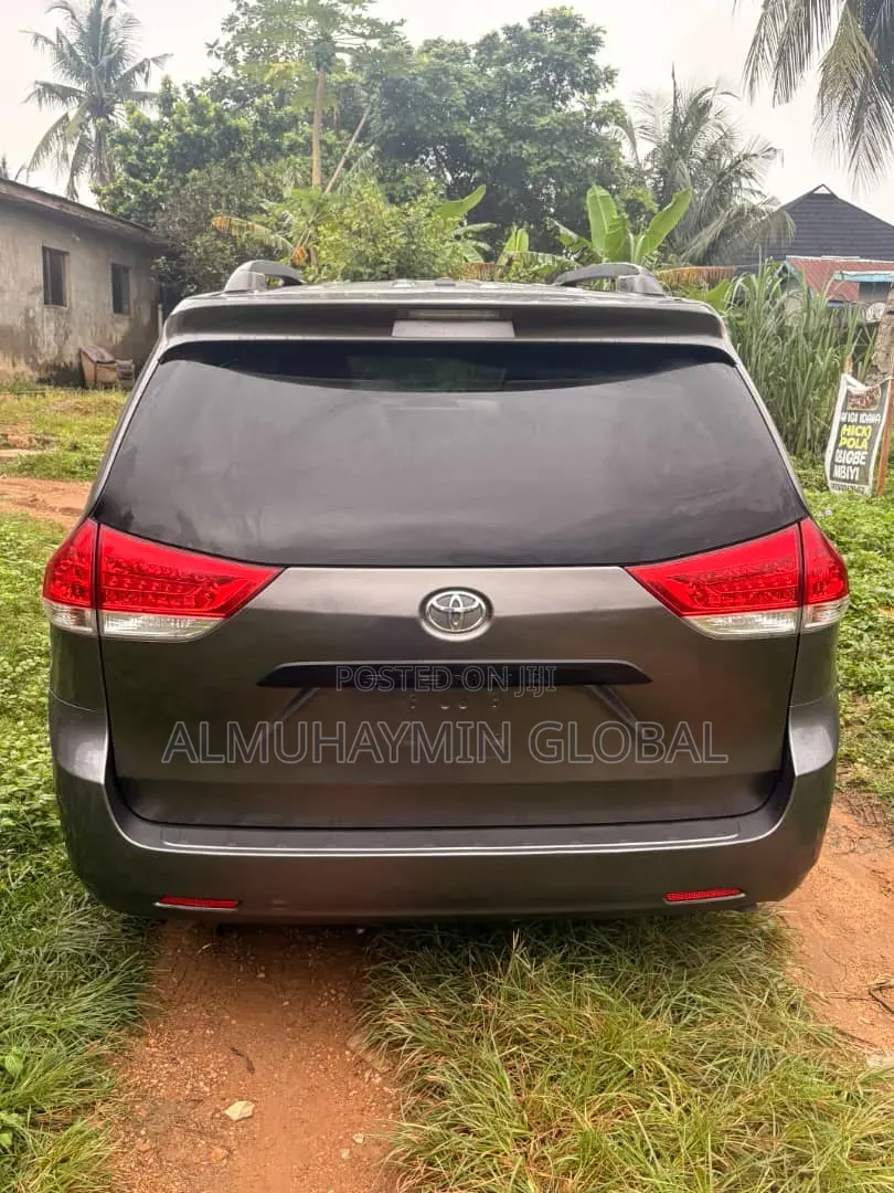 Toyota Sienna 2011 Gray