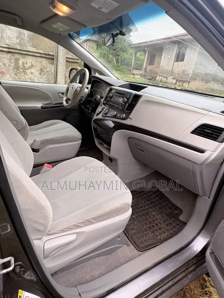 Toyota Sienna 2011 Gray