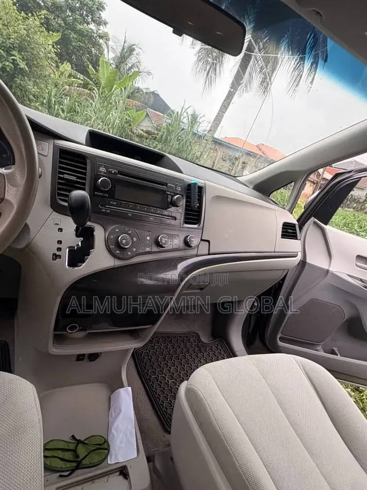 Toyota Sienna 2011 Gray